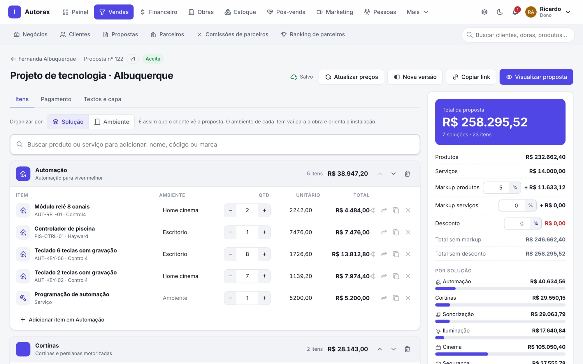 Editor de proposta do Autorax com itens agrupados por solução, markup e total de R$ 258.295,52